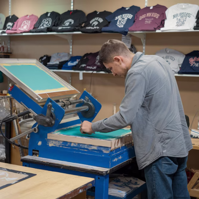 Hình ảnh dịch vụ in decal tùy chỉnh tại In BC thể hiện sự chuyên nghiệp với các mẫu decal sắc nét trên nhiều chất liệu