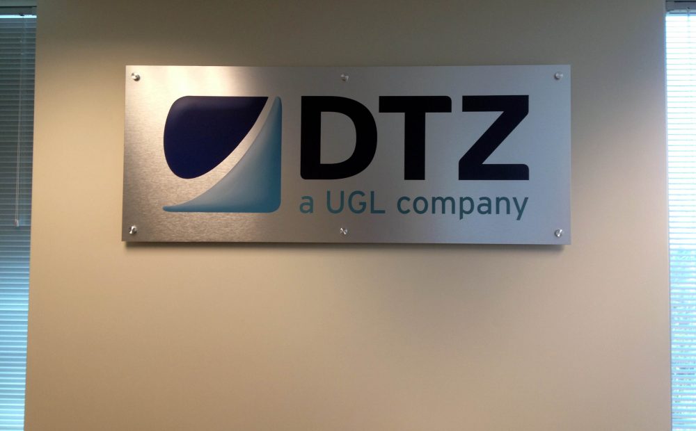 In UV logo thương hiệu – Giải pháp in ấn sắc nét chuyên nghiệp trên nhiều chất liệu