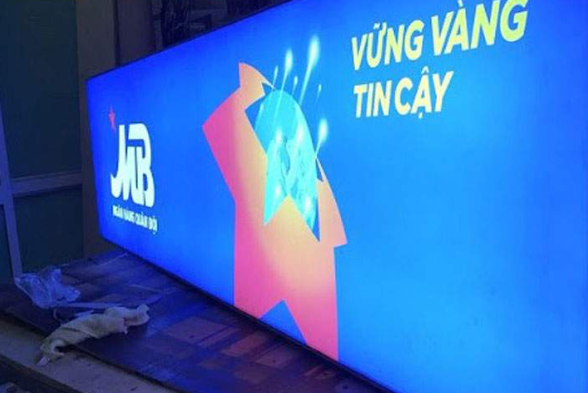 In bạt xuyên sáng hộp đèn